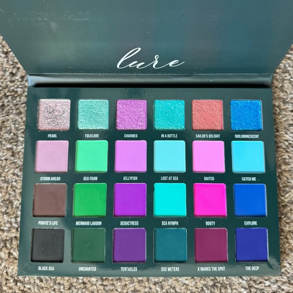 Blend Bunny "Lure" eyeshadow palette - Picture 1 of 12